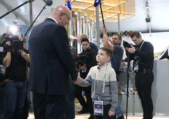 Международная выставка-форум "Россия"
Вице-премьер правительства РФ Дмитрий Чернышенко поздравил мальчика Захара Границина в рамках акции "Елка желаний"
Павильон С "Спорт для каждого" Место: Россия, Москва. Автор: Владимир Астапкович/РИА Новости. Выставка "Россия". Вице-премьер правительства РФ Д. Чернышенко поздравил мальчика Захара Границина в рамках акции "Елка желаний"