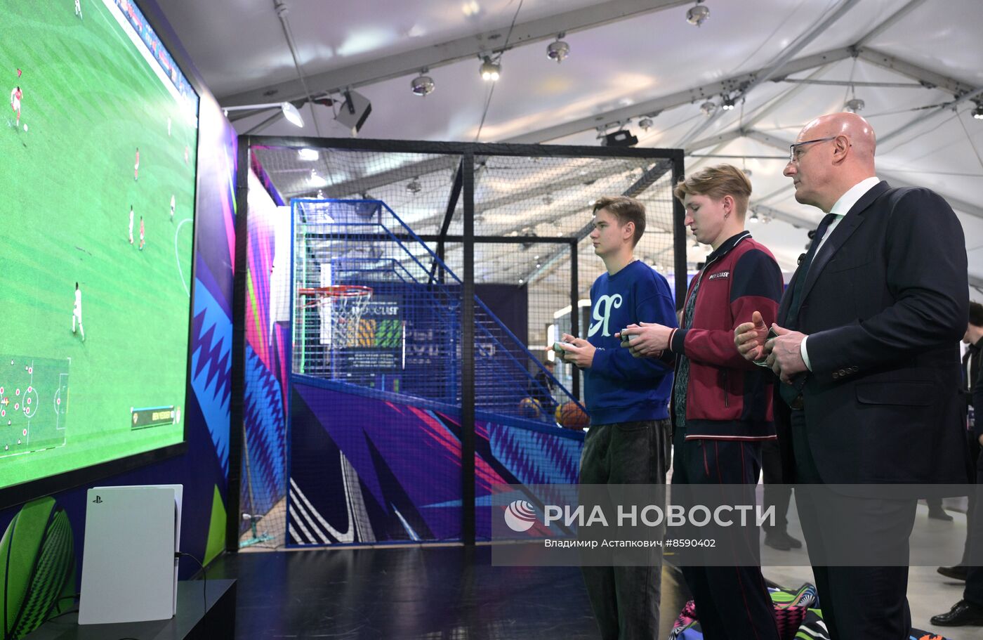 Выставка "Россия". Вице-премьер правительства РФ Д. Чернышенко поздравил мальчика Захара Границина в рамках акции "Елка желаний"