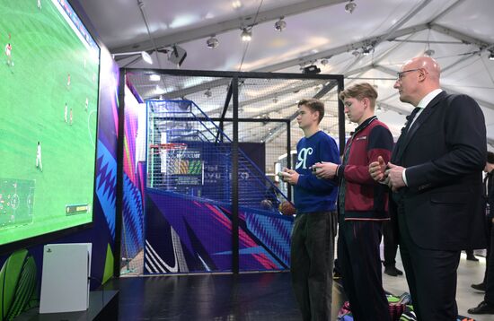 Международная выставка-форум "Россия"
Вице-премьер правительства РФ Дмитрий Чернышенко поздравил мальчика Захара Границина в рамках акции "Елка желаний"
Дмитрий Чернышенко, Заместитель председателя Правительства РФ (третий слева)
Павильон С "Спорт для каждого" Место: Россия, Москва. Автор: Владимир Астапкович/РИА Новости. Выставка "Россия". Вице-премьер правительства РФ Д. Чернышенко поздравил мальчика Захара Границина в рамках акции "Елка желаний"