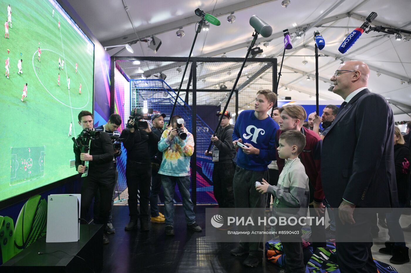 Выставка "Россия". Вице-премьер правительства РФ Д. Чернышенко поздравил мальчика Захара Границина в рамках акции "Елка желаний"