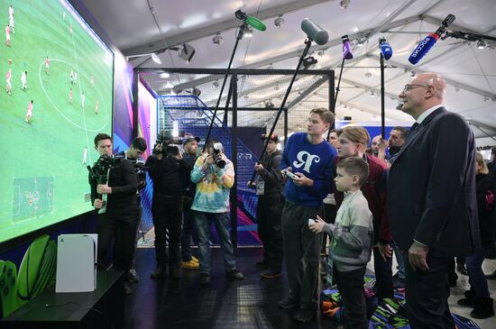 Международная выставка-форум "Россия"
Вице-премьер правительства РФ Дмитрий Чернышенко поздравил мальчика Захара Границина в рамках акции "Елка желаний"
Дмитрий Чернышенко, Заместитель председателя Правительства РФ (справа)
Павильон С "Спорт для каждого" Место: Россия, Москва. Автор: Владимир Астапкович/РИА Новости. Выставка "Россия". Вице-премьер правительства РФ Д. Чернышенко поздравил мальчика Захара Границина в рамках акции "Елка желаний"