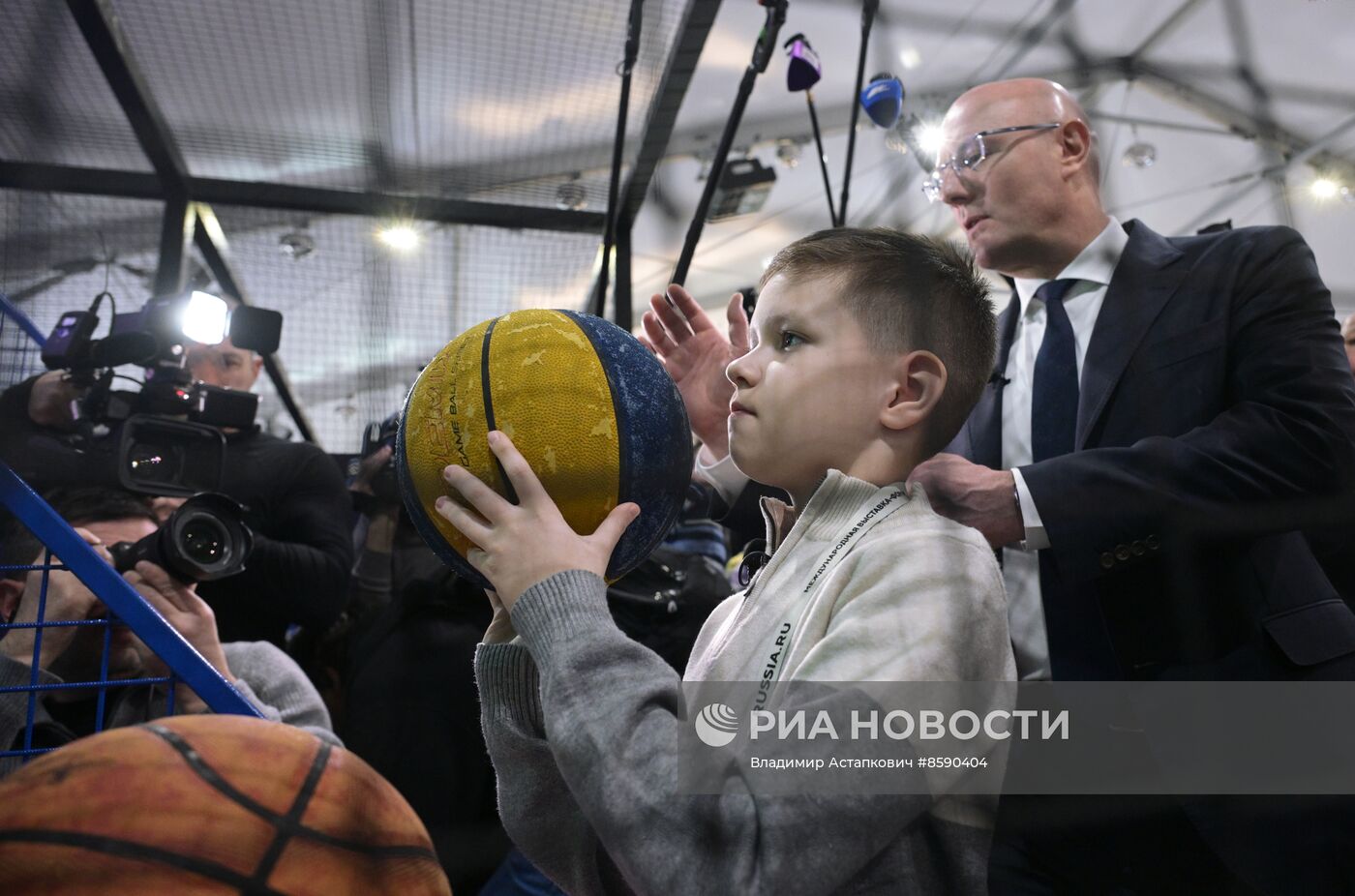 Выставка "Россия". Вице-премьер правительства РФ Д. Чернышенко поздравил мальчика Захара Границина в рамках акции "Елка желаний"