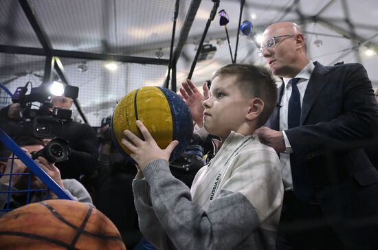 Международная выставка-форум "Россия"
Вице-премьер правительства РФ Дмитрий Чернышенко поздравил мальчика Захара Границина в рамках акции "Елка желаний"
Павильон С "Спорт для каждого" Место: Россия, Москва. Автор: Владимир Астапкович/РИА Новости. Выставка "Россия". Вице-премьер правительства РФ Д. Чернышенко поздравил мальчика Захара Границина в рамках акции "Елка желаний"