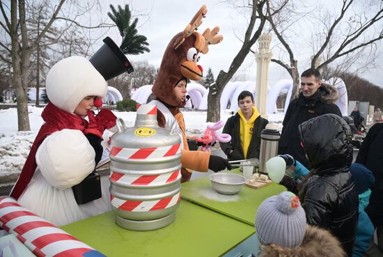 Международная выставка-форум "Россия"
Место: Россия, Москва. Автор: Владимир Астапкович/РИА Новости. Работа выставки "Россия"
