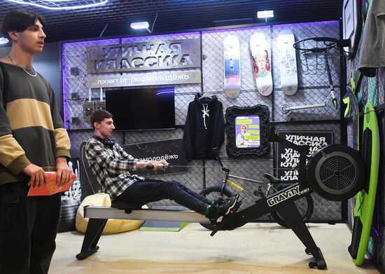 Международная выставка-форум "Россия"
Стенд Дома молодежи, павильон №55 Место: Россия, Москва. Автор: Михаил Воскресенский/РИА Новости. Работа выставки "Россия"