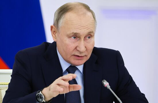 Президент РФ В. Путин провел заседание Госсовета