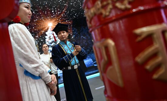 Международная выставка-форум "Россия"
Стенд Республики Калмыкия, павильон №75
Место: Россия, Москва. Автор: Кристина Кормилицына/РИА Новости. Работа выставки "Россия"