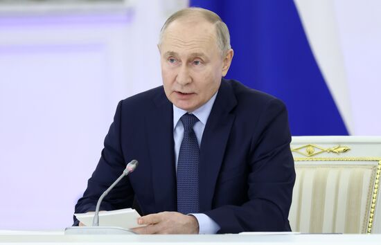 Президент РФ В. Путин провел заседание Госсовета