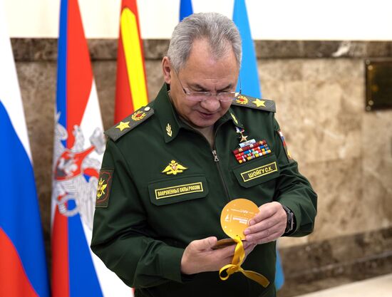 Министр обороны РФ С. Шойгу принял участие в акции "Елка желаний"
