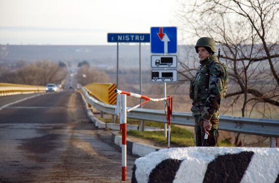 В Приднестровье миротворцев на постах поздравили с Новым годом