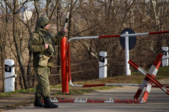 В Приднестровье миротворцев на постах поздравили с Новым годом