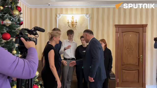 Алан Гаглоев поздравил с наступающим Новым годом беженцев из ДНР и ЛНР