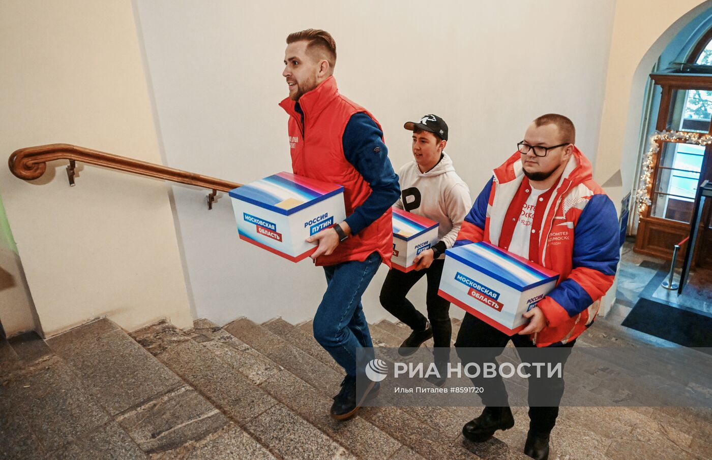 В предвыборный штаб Владимира Путина привезли первую партию подписей в поддержку кандидата