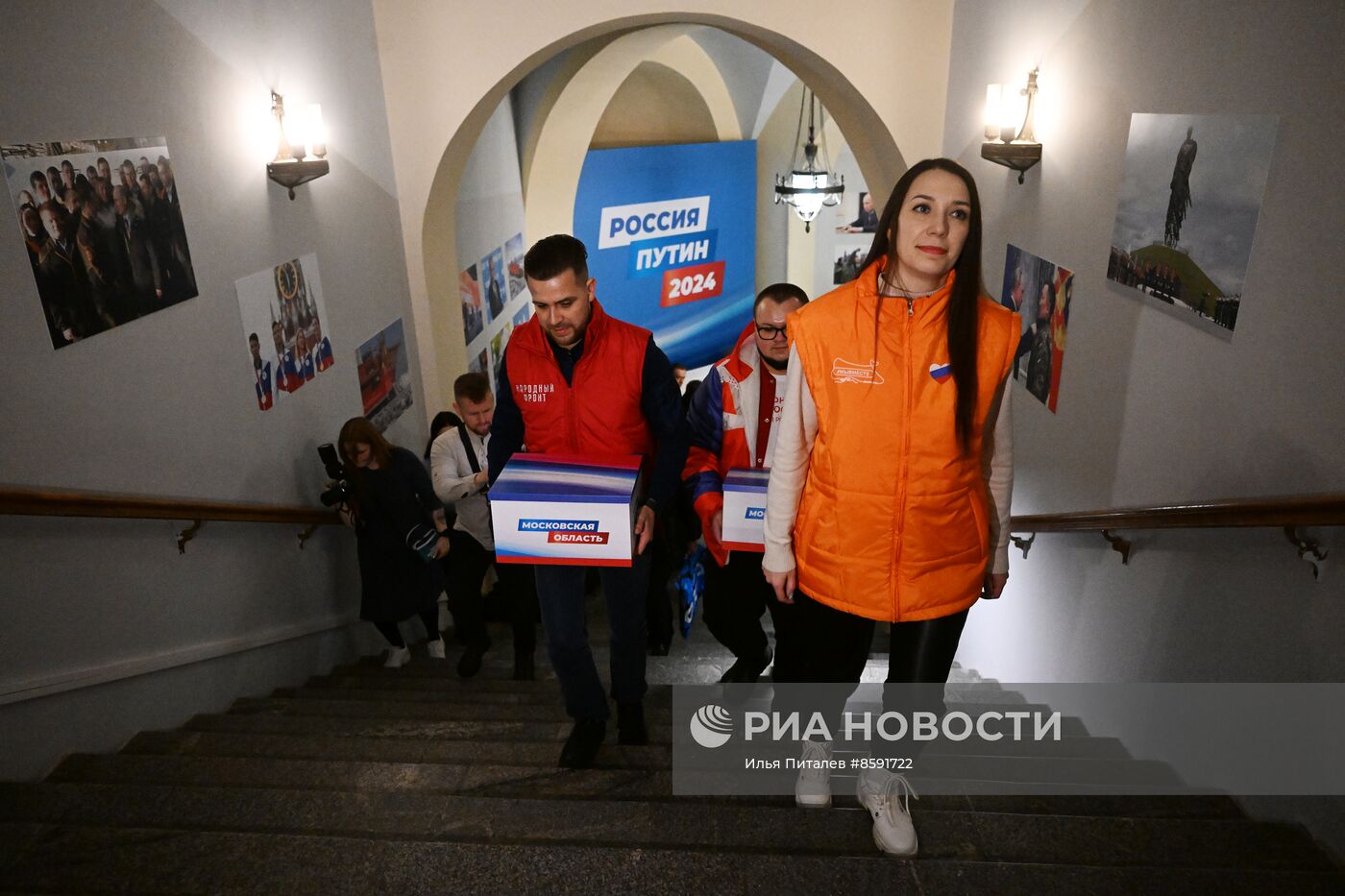 В предвыборный штаб Владимира Путина привезли первую партию подписей в поддержку кандидата