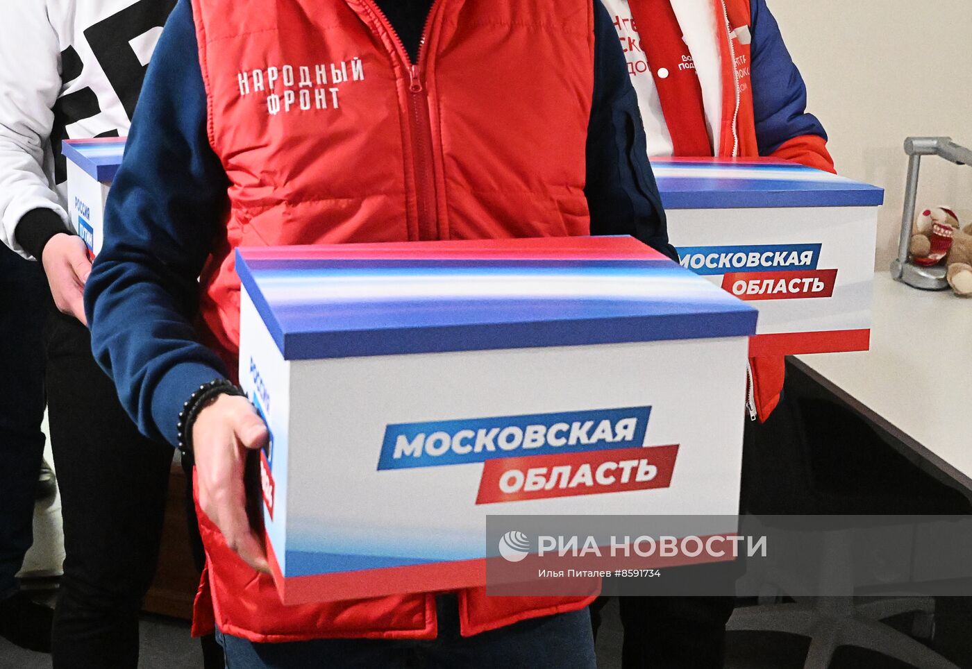 В предвыборный штаб Владимира Путина привезли первую партию подписей в поддержку кандидата