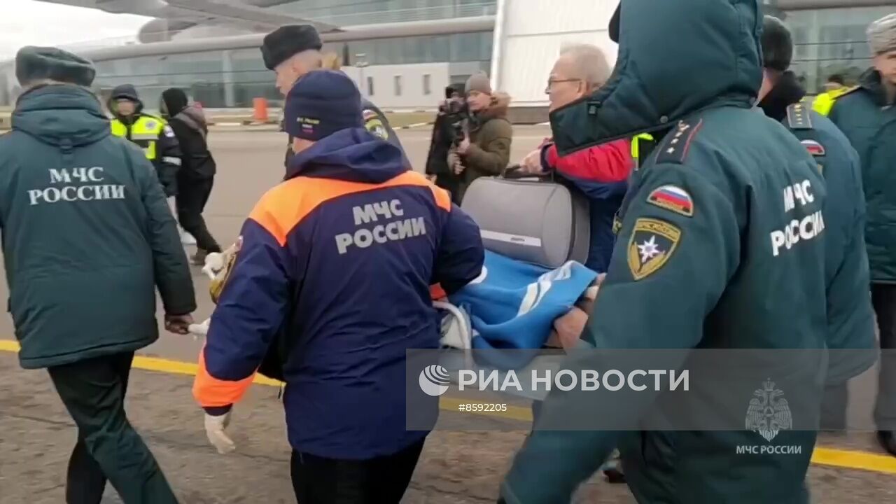 Пострадавших при обстреле ВСУ Белгорода доставили спецбортом МЧС в Москву