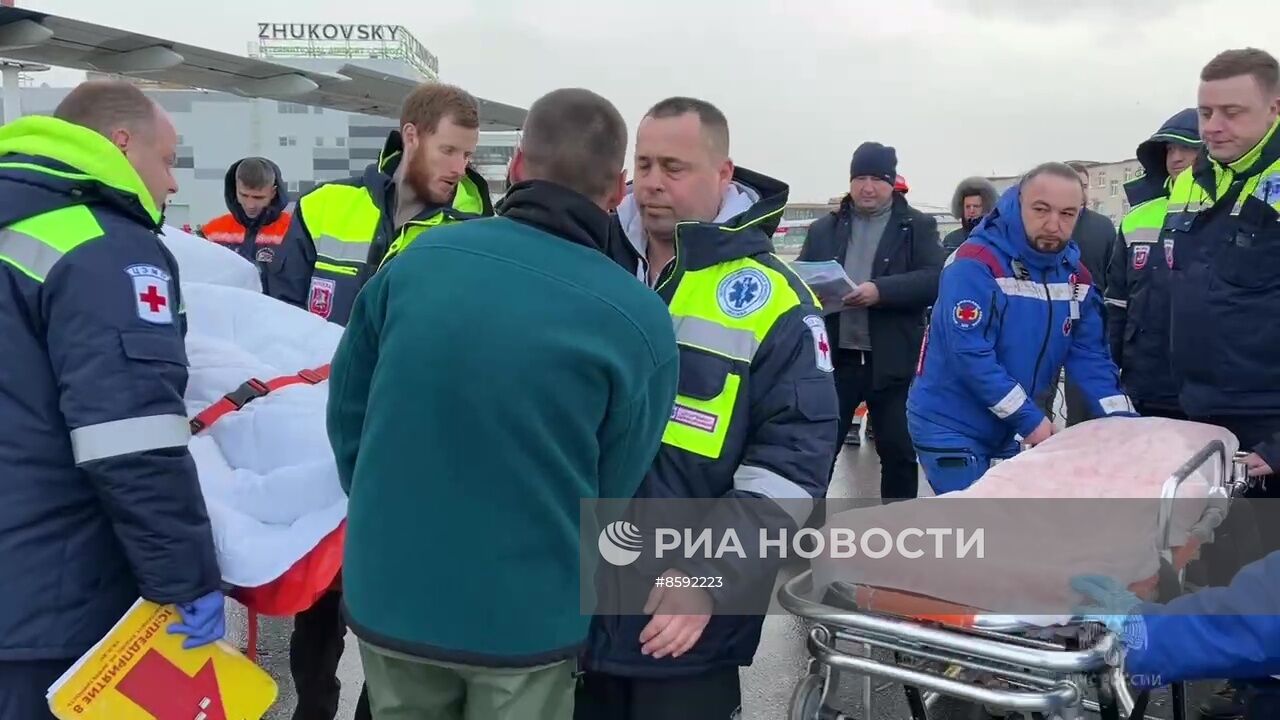 Пострадавших при обстреле ВСУ Белгорода доставили спецбортом МЧС в Москву