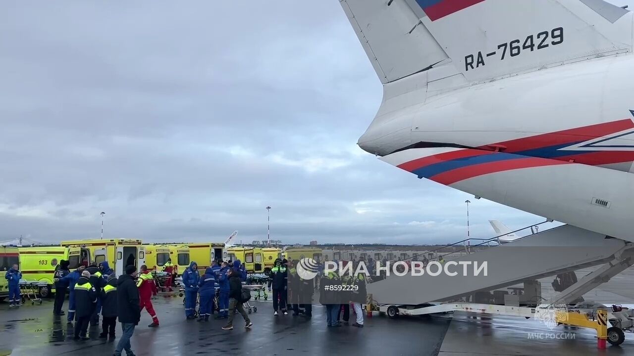 Пострадавших при обстреле ВСУ Белгорода доставили спецбортом МЧС в Москву