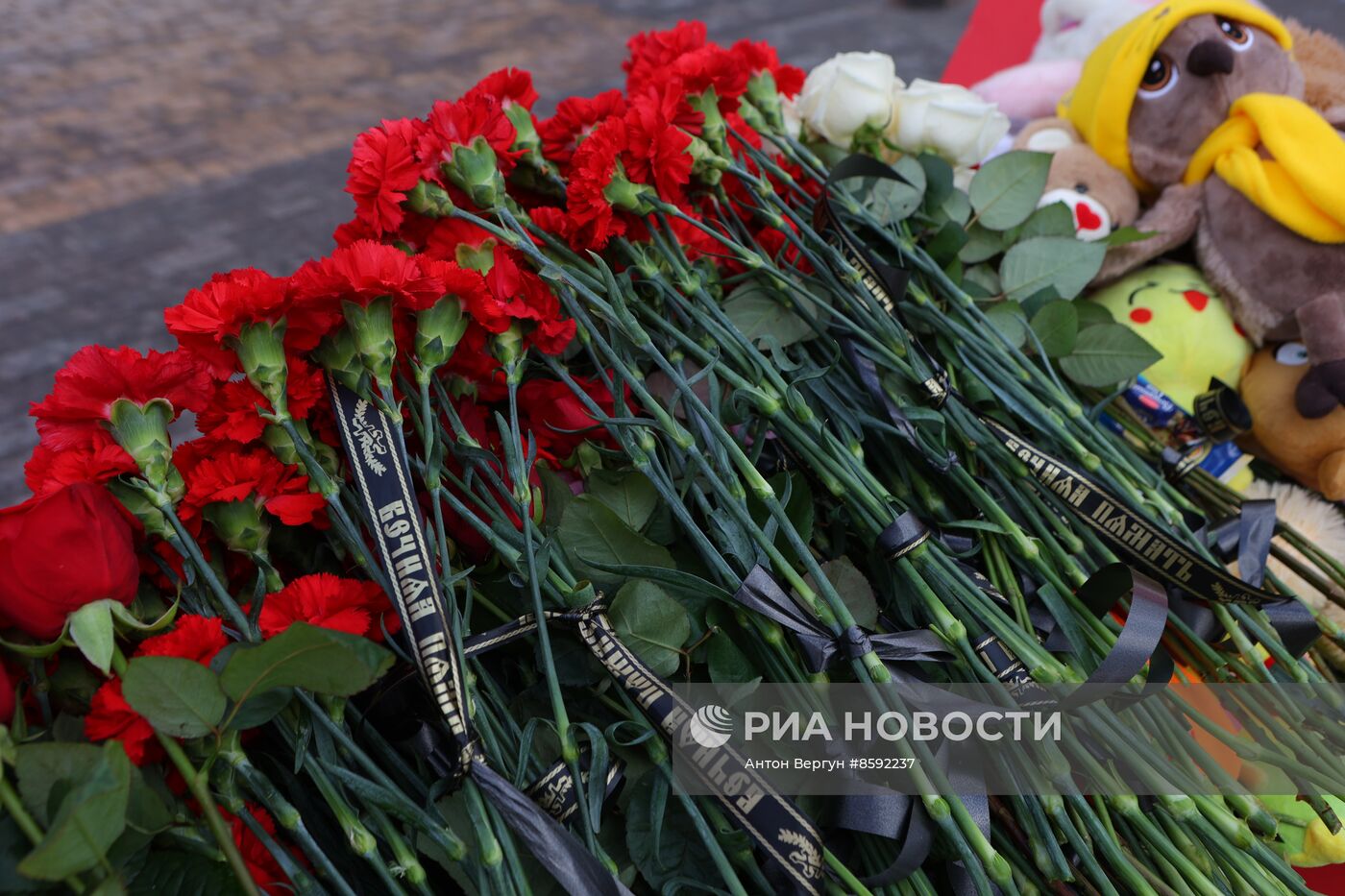 Мемориал в память о погибших после обстрела ВСУ центра Белгорода