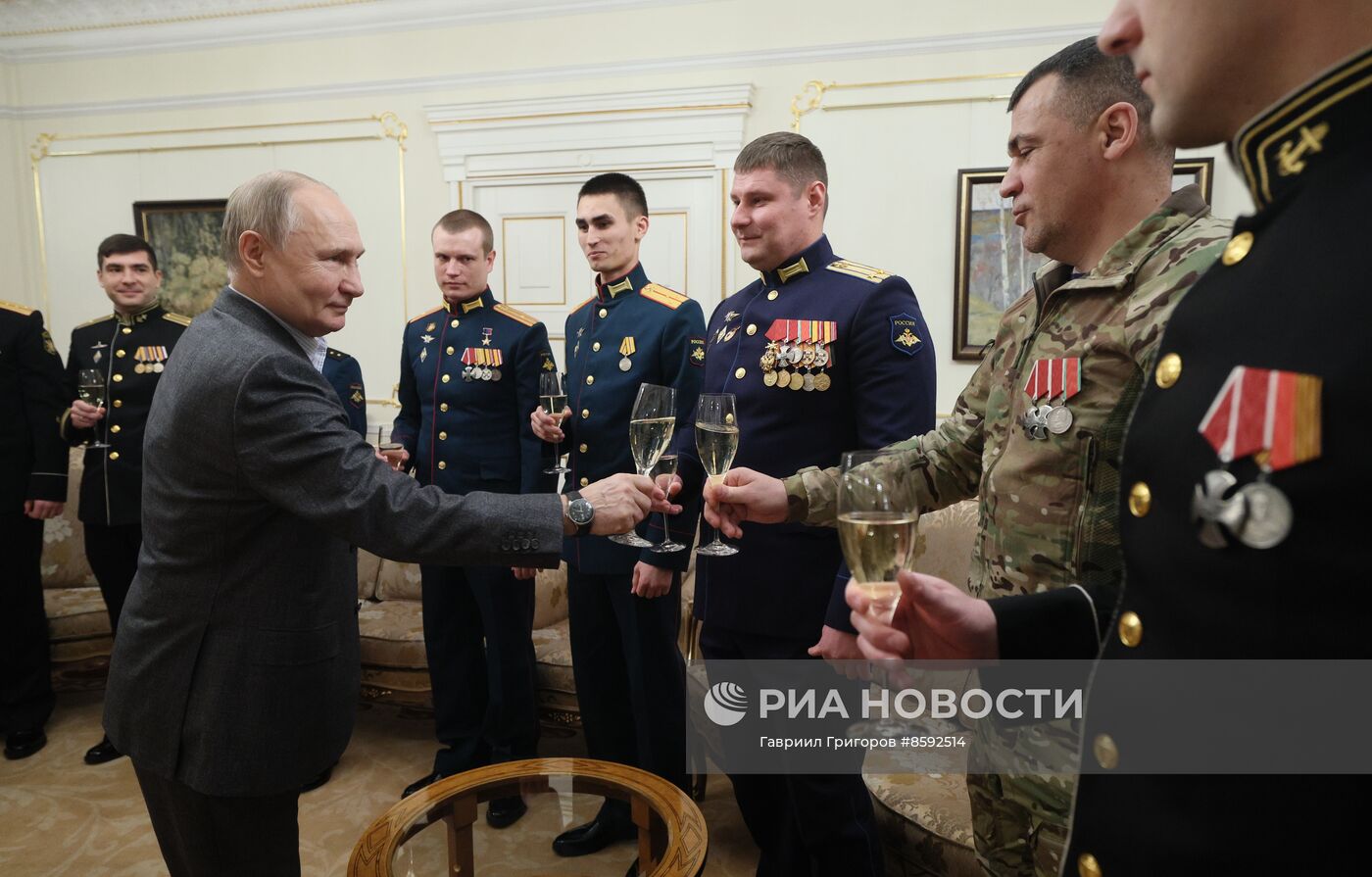 Президент РФ В. Путин встретился с участниками СВО