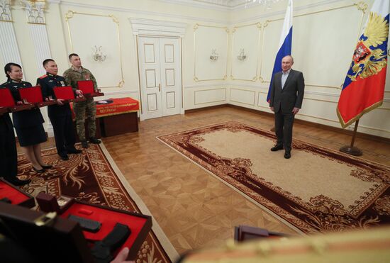 Президент РФ В. Путин встретился с участниками СВО