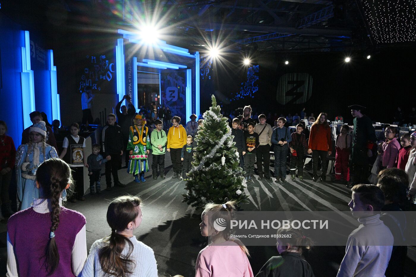 Выставка "Россия". "Елка Знания": Историческая елка