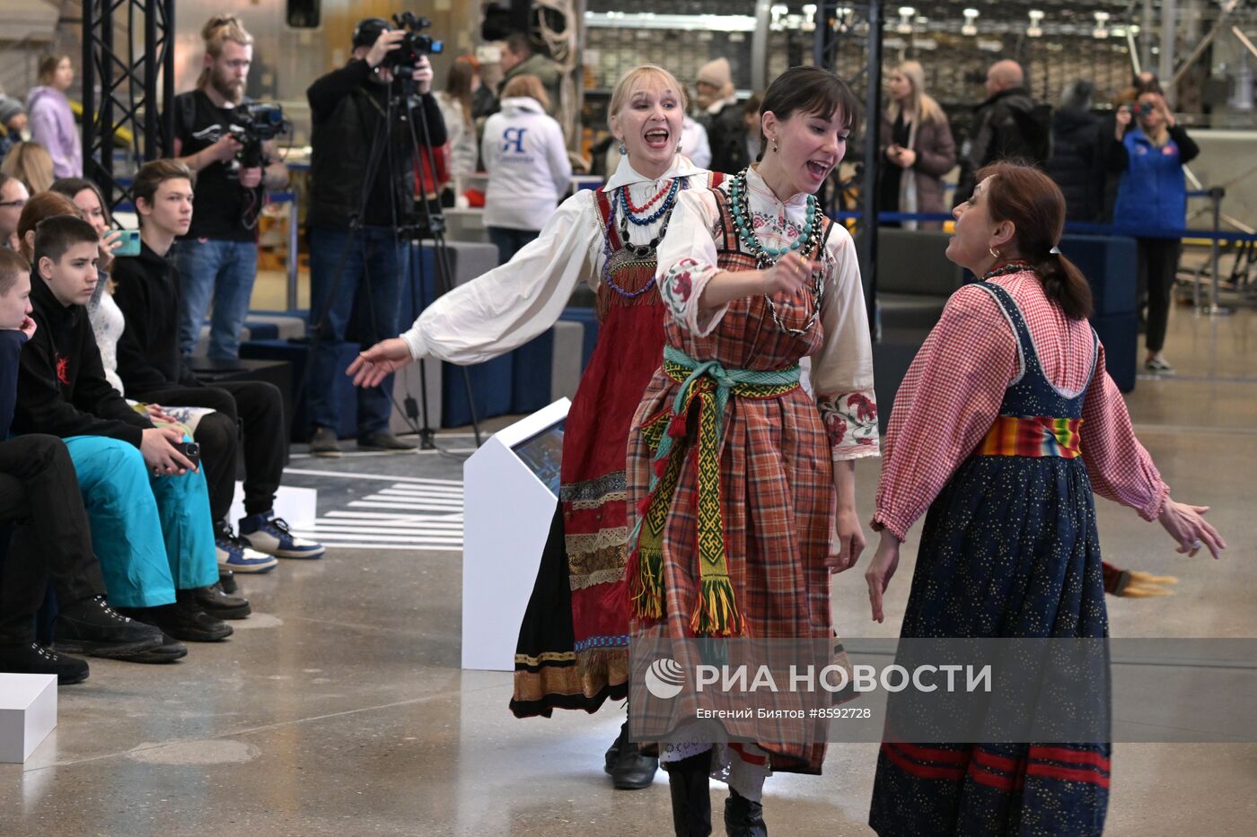 Выставка "Россия". Новогодние каникулы с пользой. Мастер-классы по актерскому мастерству и колядкам