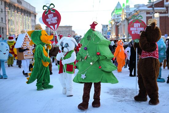 Шествие новогодних игрушек в Новосибирске