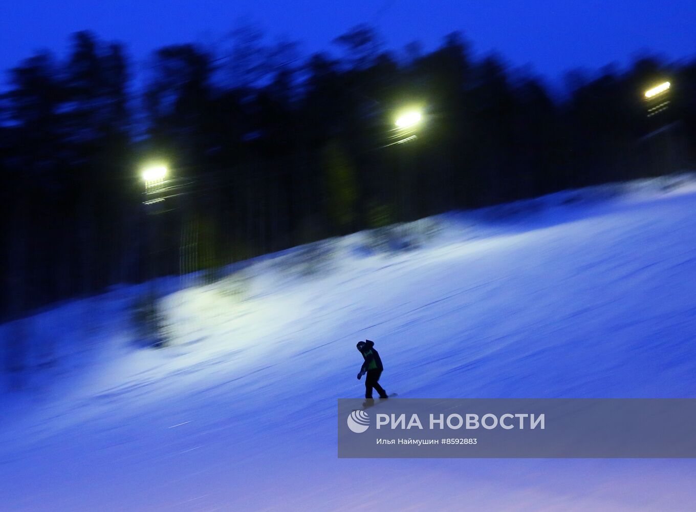 Отдых горожан на горнолыжном курорте "Дивный" в Красноярском крае
