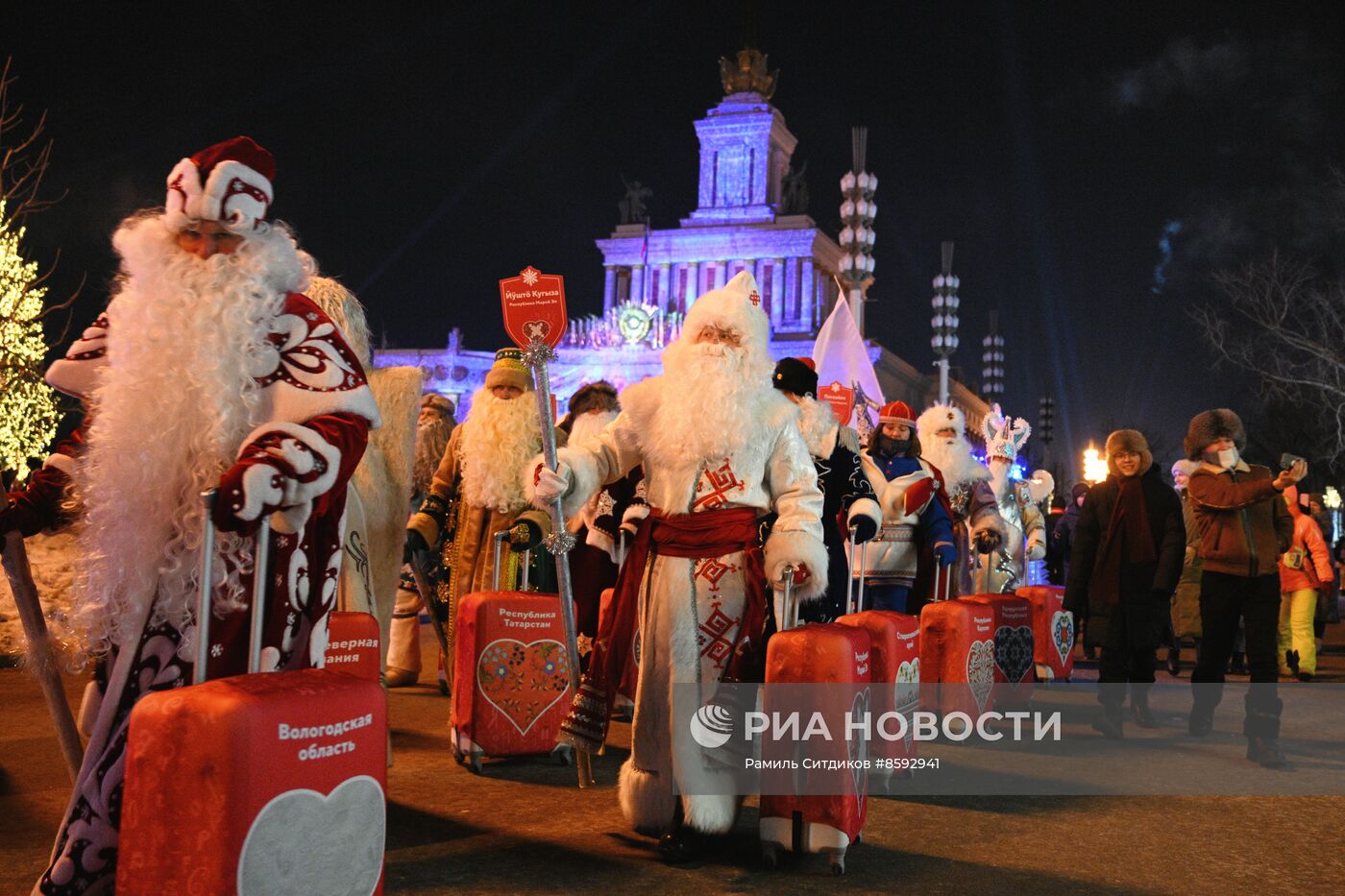 Выставка "Россия". Парад Дедов Морозов