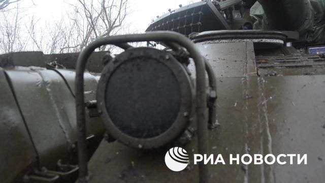 Видео РИА Новости. Модернизированные танки Т-80БВМ впервые поступили в подразделения ВС России на запорожском направлении