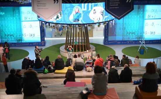 Международная выставка-форум "Россия"
Павильон №57 Место: Россия, Москва. Автор: Владимир Астапкович/РИА Новости. Работа выставки "Россия"