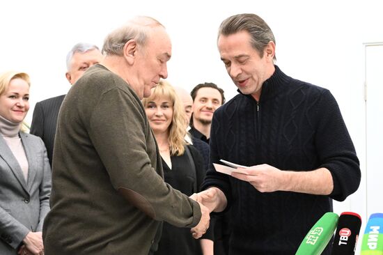 Вручение удостоверений доверенным лицам в избирательном штабе В. Путина