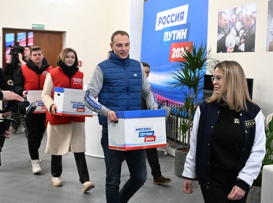 В предвыборный штаб Владимира Путина привезли подписи в поддержку кандидата из регионов РФ