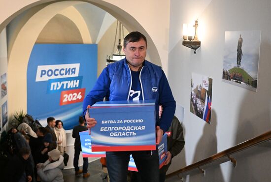 В предвыборный штаб Владимира Путина привезли подписи в поддержку кандидата из регионов РФ