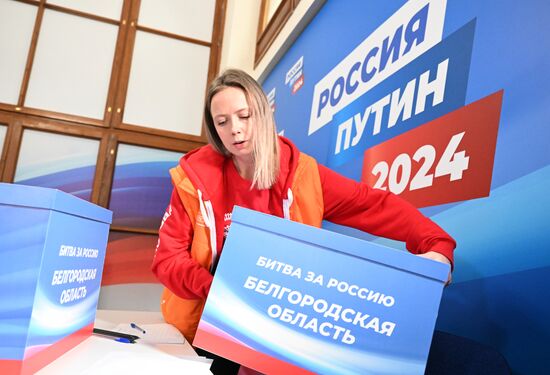 В предвыборный штаб Владимира Путина привезли подписи в поддержку кандидата из регионов РФ