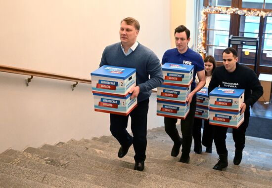 В предвыборный штаб Владимира Путина привезли подписи в поддержку кандидата из регионов РФ