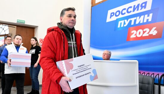 В предвыборный штаб Владимира Путина привезли подписи в поддержку кандидата из регионов РФ