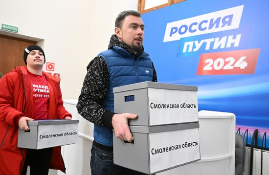 В предвыборный штаб Владимира Путина привезли подписи в поддержку кандидата из регионов РФ