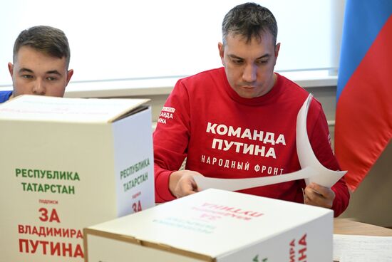 Формирование подписных листов в поддержку В.В. Путина, собранных на пикетных точках Казани