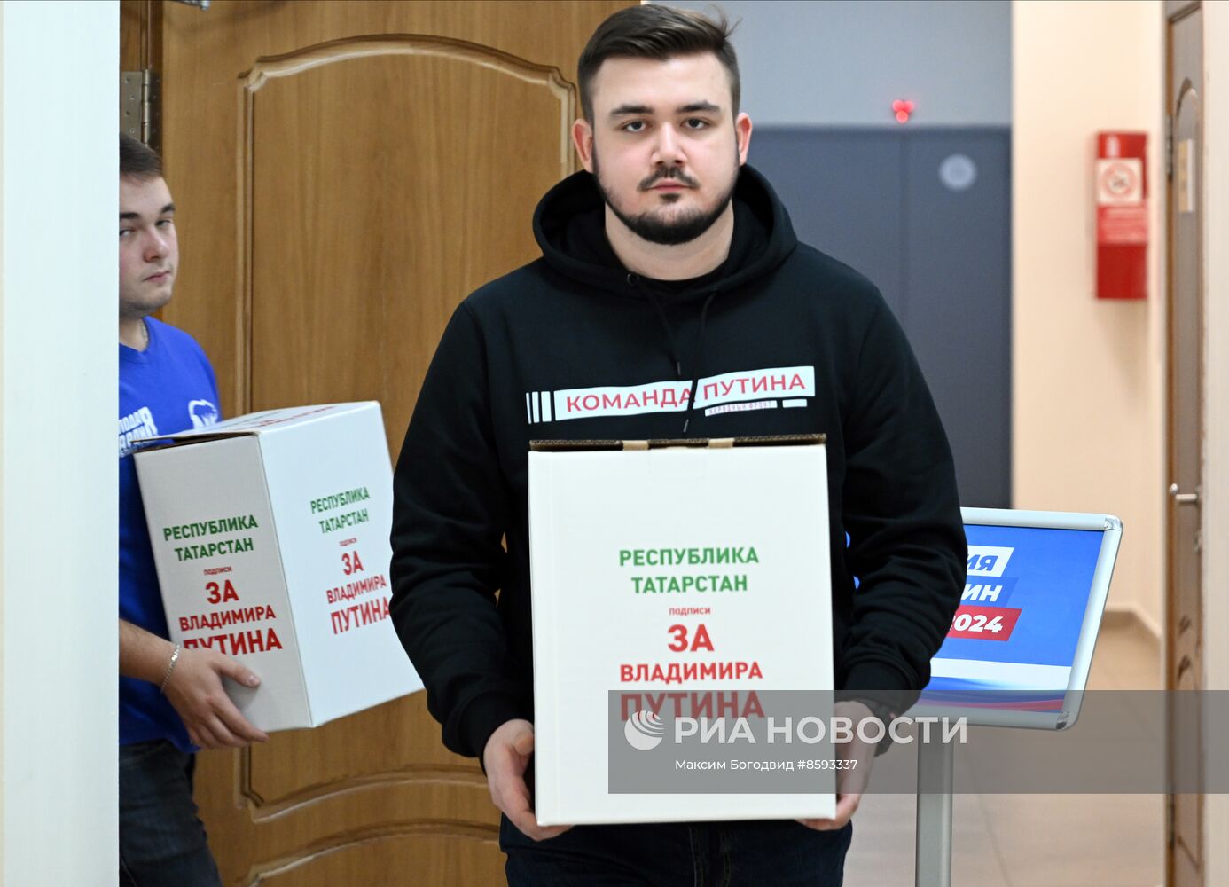 Формирование подписных листов в поддержку В.В. Путина, собранных на пикетных точках Казани