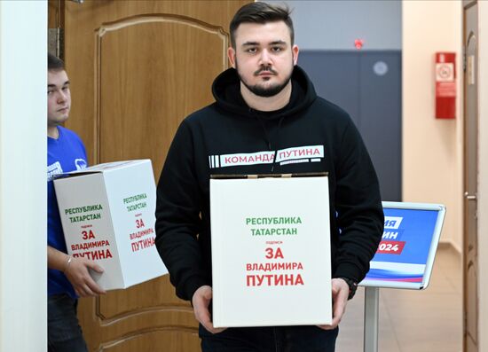 Формирование подписных листов в поддержку В.В. Путина, собранных на пикетных точках Казани