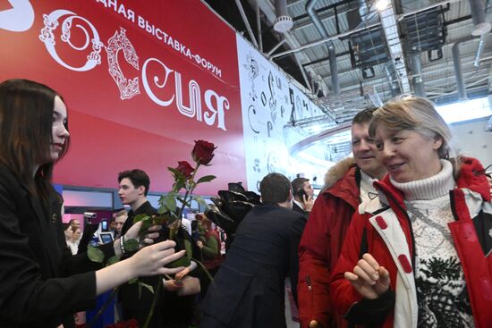 Выставка "Россия".  Донецкая Народная Республика. День региона