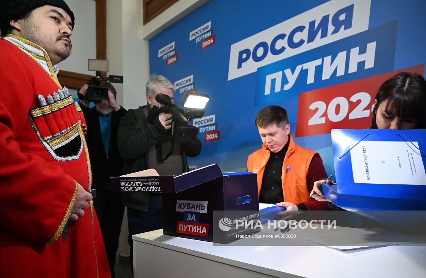 В избирательный штаб продолжают привозить подписи в поддержку кандидата на должность президента РФ В. Путина 