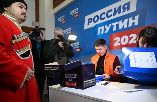 В избирательный штаб продолжают привозить подписи в поддержку кандидата на должность президента РФ В. Путина