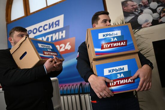 В избирательный штаб продолжают привозить подписи в поддержку кандидата на должность президента РФ В. Путина 