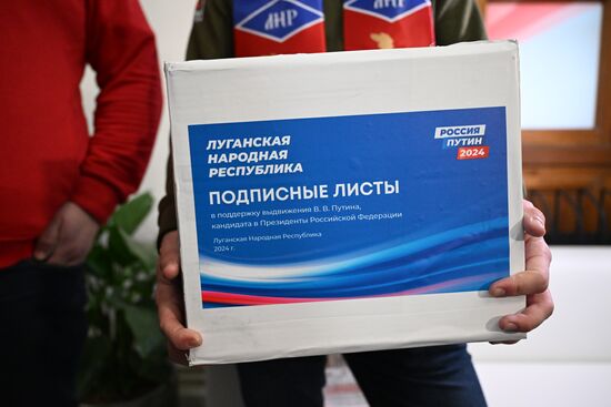 В избирательный штаб продолжают привозить подписи в поддержку кандидата на должность президента РФ В. Путина 