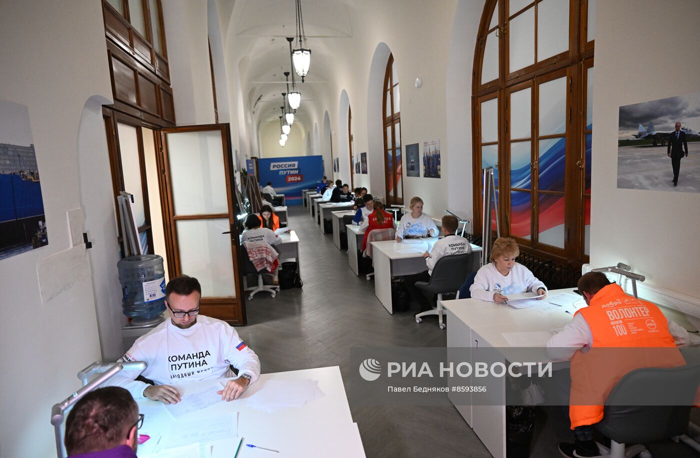 В избирательный штаб продолжают привозить подписи в поддержку кандидата на должность президента РФ В. Путина