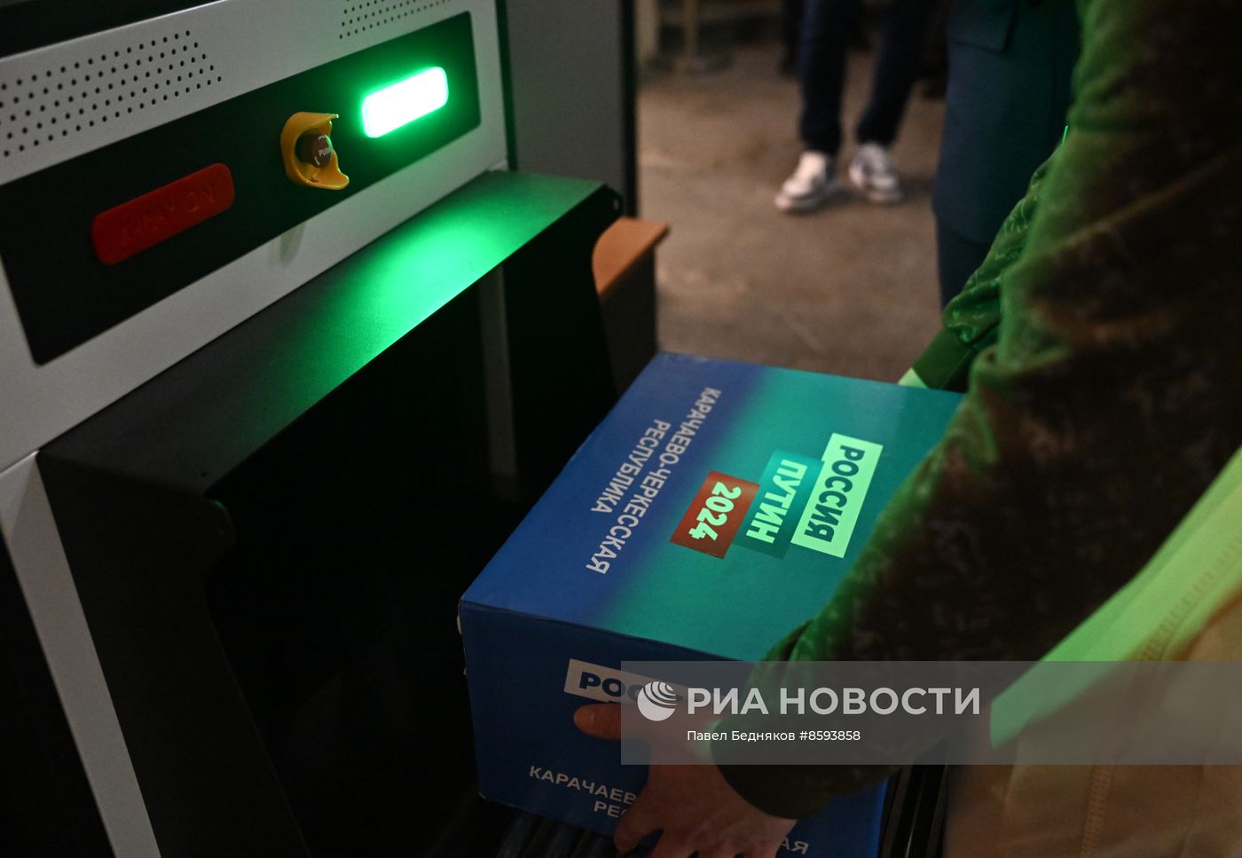 В избирательный штаб продолжают привозить подписи в поддержку кандидата на должность президента РФ В. Путина