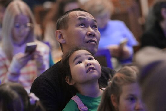 Международная выставка-форум "Россия"
"Новогодняя сказка" от МГИК
Павильон №84, Дом культуры Место: Россия, Москва. Автор: Алексей Никольский/РИА Новости. Выставка "Россия". "Новогодняя сказка" от МГИК